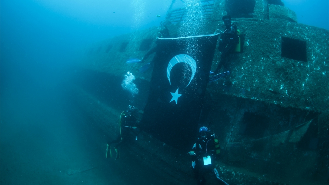 Dalış eğitmenlerinden Enver Arslanlar da hayatının en farklı 1 Temmuz Denizcilik ve Kabotaj Bayramı`nı kutladığını, Türk bayrağını açarken heyecan yaşadıklarını ifade etti. 