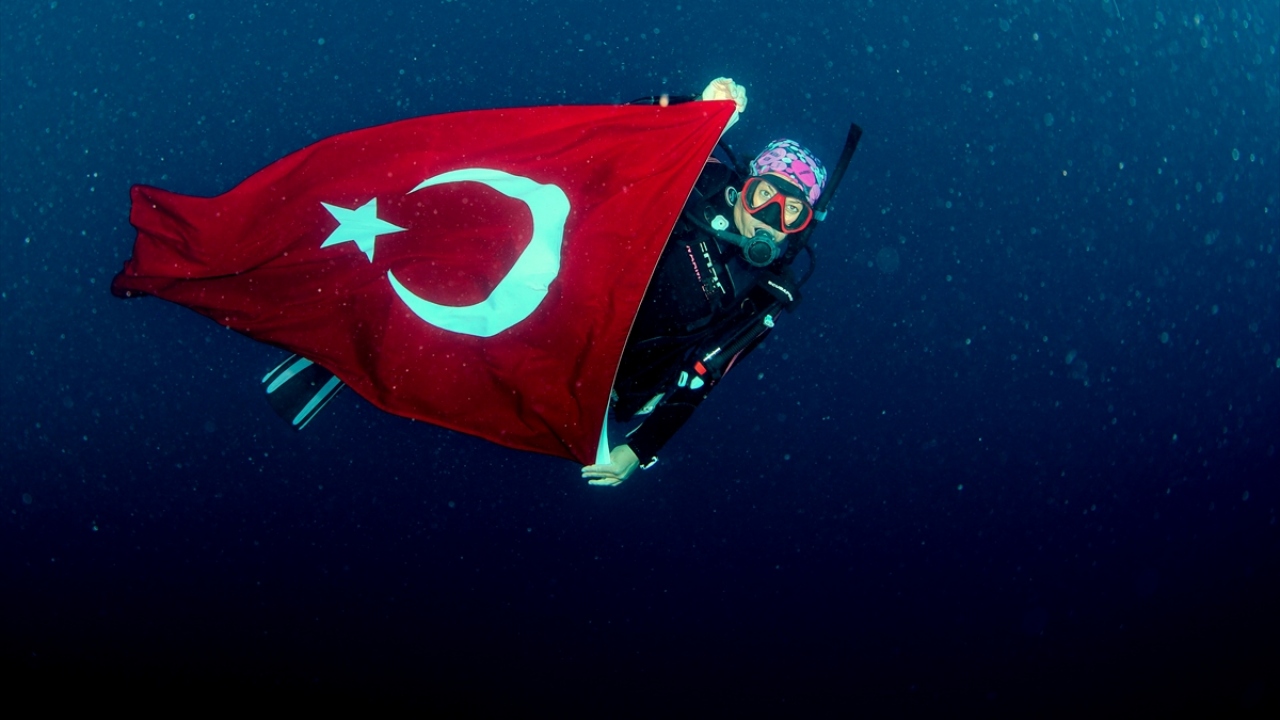 Dalış eğitmeni Veysel Perin, yaptığı açıklamada, 1 Temmuz Denizcilik ve Kabotaj Bayramı`nın önemine yönelik farkındalık oluşturmak için özel bir etkinliğe imza attıklarını vurguladı.