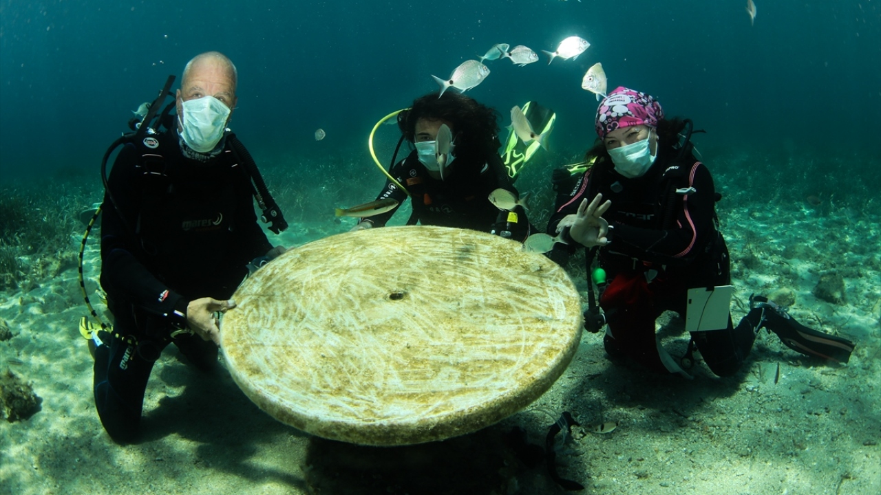 Dalış eğitmenleri, dalışlarının son kısmında ise yeni tip koronavirüs (Covid-19) salgını sürecinde yoğun bir şekilde mesai harcayan sağlık çalışanlarına teşekkür etmek amacıyla cerrahi maske taktı. 