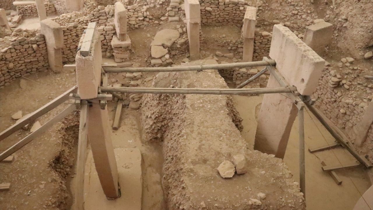 Söz konusu taşın değerli olduğunu düşünen çiftçi, duyarlılık göstererek bu heykeli Şanlıurfa Arkeoloji Müzesi yetkililerine teslim etti.