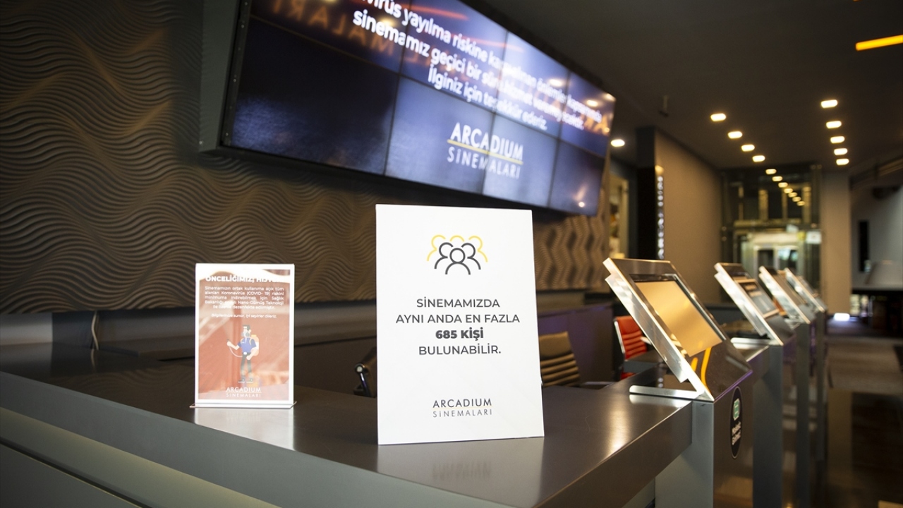 Yeni tip koronavirüs (Covid-19) ile mücadele kapsamında faaliyetleri durdurulan ve normalleşme süreciyle 1 Temmuz itibarıyla faaliyete başlama izni verilen sinema ve tiyatro salonlarının çok azı kapılarını açıyor. 