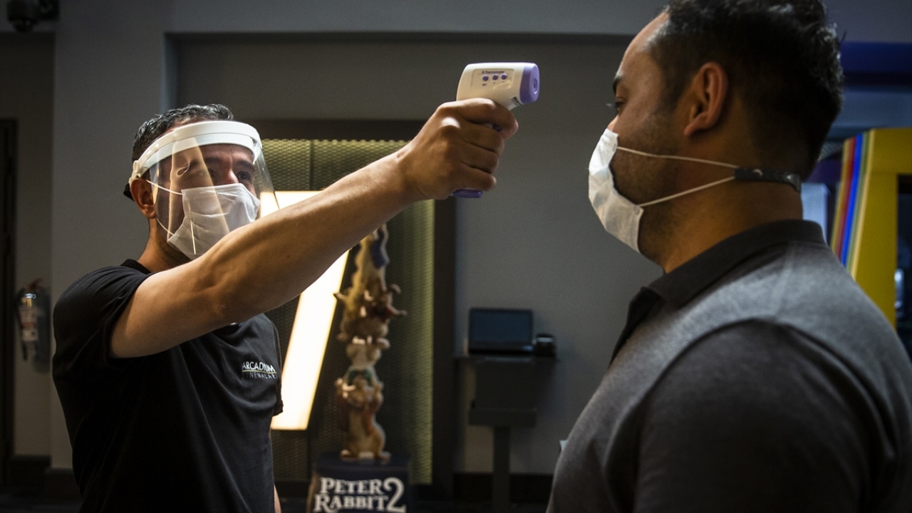 Sinema Salonu Yatırımcıları Derneği (SİSAY) Genel Sekreteri Fevzi Genç, Türkiye`deki  sinema salonlarının yüzde 95`inin çatıları altında olduğunu, ticari kararlarını kendilerinin verdiğini söyledi.