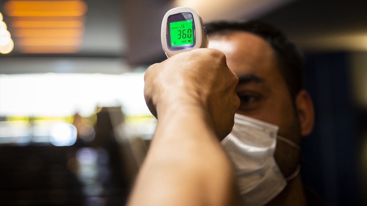 Genç, "Bugün sinema salonlarının çoğu açılmıyor. Yaklaşık 2 bin 400 salondan 15-20 küçük sinema açılacak. Aslında `açılmıyor` değil, sinema salonları `açılamıyor`. 7 Ağustos haftasında yüzde 35-40 kadarının hizmet vereceğini öngörüyoruz." dedi.