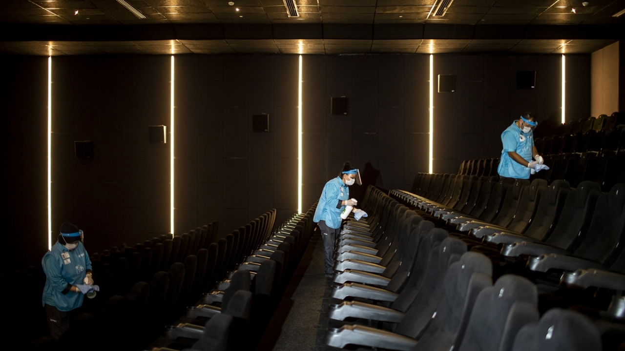 Bugün açılacak 15-20 salonun da mart ayında gösterimi yarım kalan filmlerle faaliyete başlayacağını belirten Genç, Türk filmlerinin de vizyonunun ertelendiğini, setlerin durduğunu hatırlattı. 