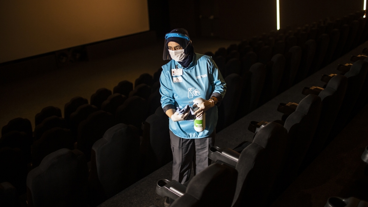 Genç, "Zincir kırıldı, onu tamir etmek biraz zaman alacak. Tüm sektör durunca ayağa kalkmamız zaman alacak gibi görünüyor. Yine de ekim ayında salonların yüzde yüzü açılır." dedi.