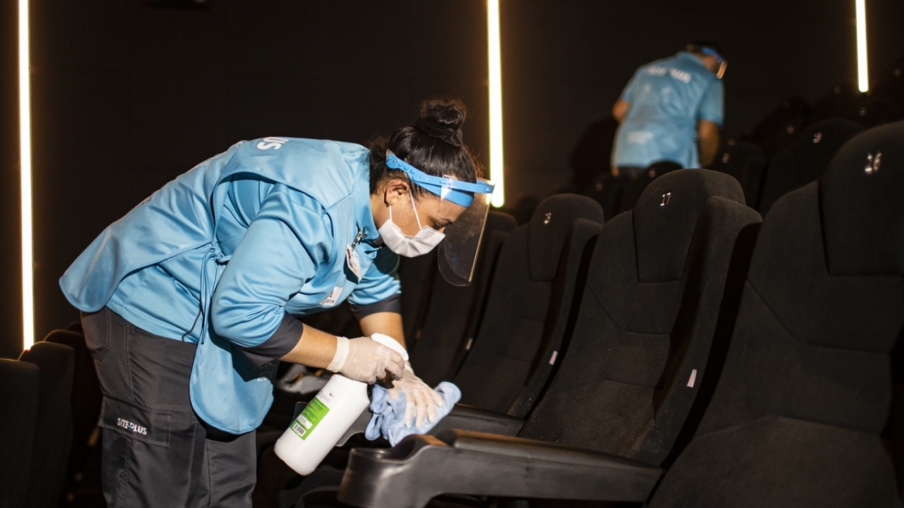 "Seans aralarında salonlar dezenfekte ediliyor"