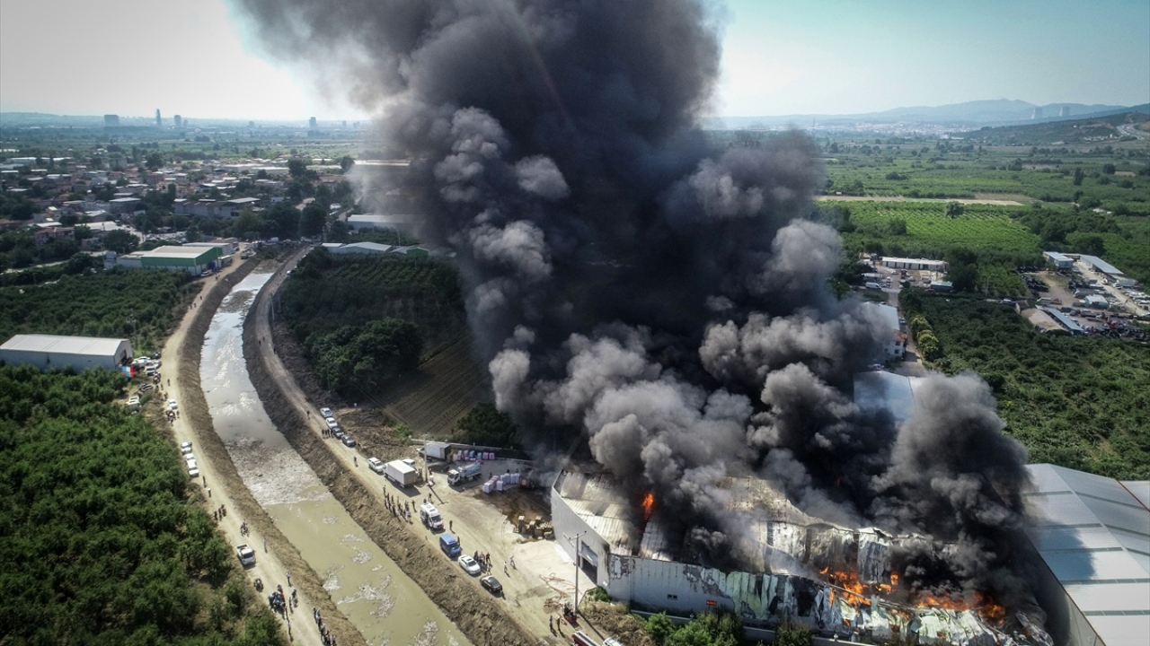 İhbar üzerine bölgeye çok sayıda itfaiye, polis ve 112 Acil Servis ekibi ile İl Afet ve Acil Durum Müdürlüğü (AFAD) ekipleri sevk edildi.