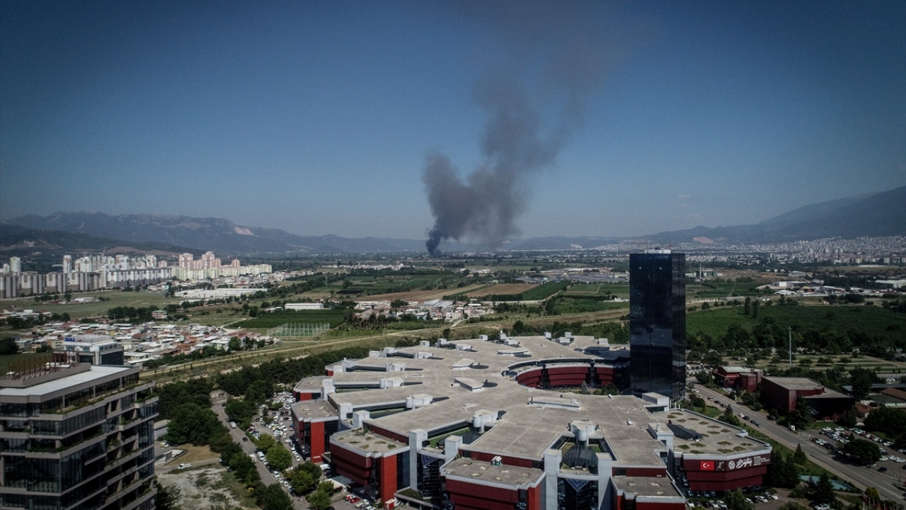 Samanlı Mahallesi`nde bir depoda henüz belirlenemeyen nedenle yangın çıktı. Alevler, bitişikteki 2 depoya sıçradı.