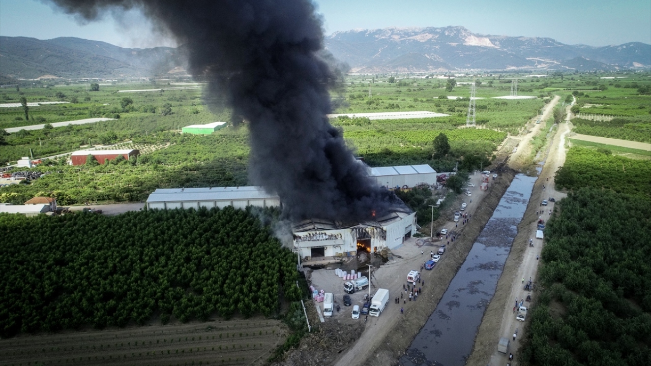 Dumandan etkilenen kişilere olay yerinde sağlık ekipleri müdahalede bulundu.