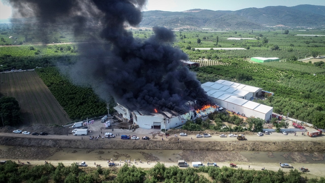 Biri lojistik depo, 2`si gıda deposu olarak kullanılan binalarda yangın sırasında zaman zaman patlamalar yaşanıyor.