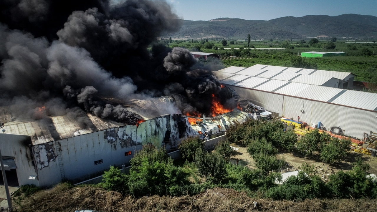İtfaiye ekipleri, alevleri kontrol altına alabilmek için çalışmalarını sürdürüyor.
