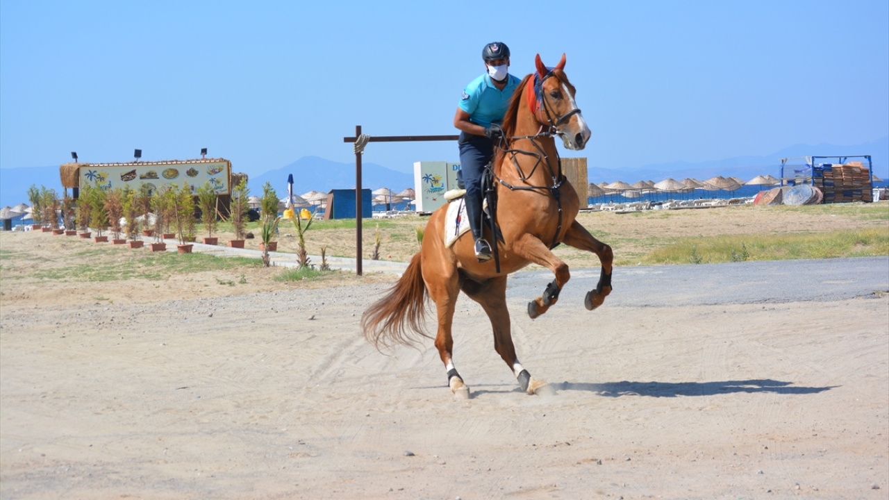 İlçenin en çok turist çeken bölgelerinden Sarımsaklı ve Badavut plajları ile Şeytan Sofrası`nda turizm sezonu, yeni tip koronavirüs (Covid-19) tedbirleriyle başladı.