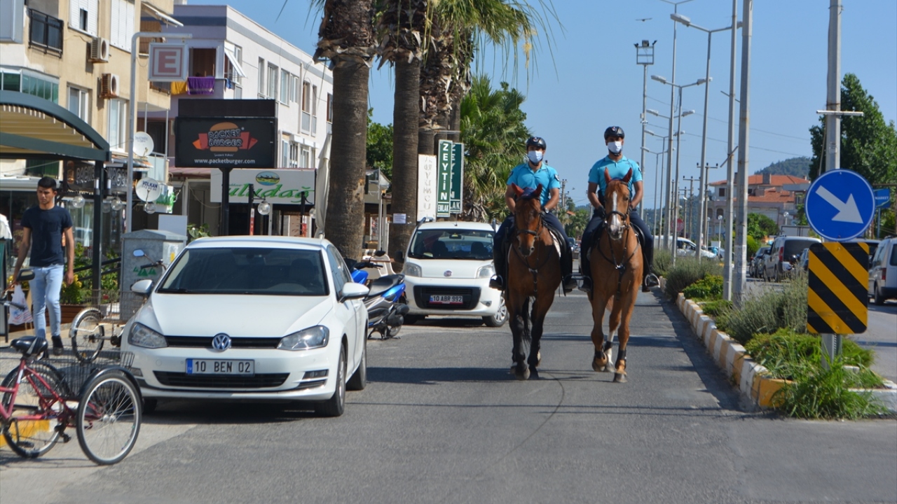 Kızıltuğ, "Zaten ben hayvanları da çok seviyorum. Atların da çok asil hayvanlar olduğunu düşünüyorum. Bu uygulamadan dolayı Jandarma Genel Komutanlığına teşekkür ediyorum." dedi.