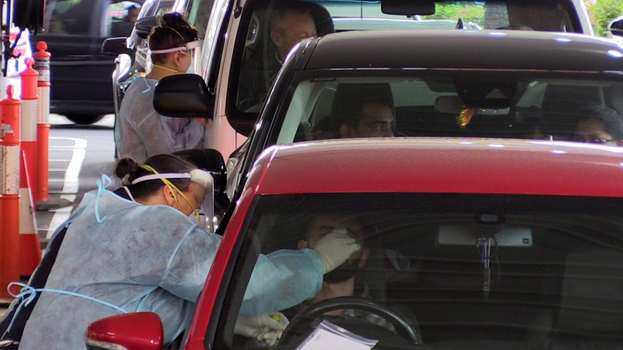 Sutton, sıcak bölgelerin dışındaki semtlerdeki artışın kaygı verici olduğunu ancak bu semtlerde kısıtlamaya gidilmeyeceğini belirtti.