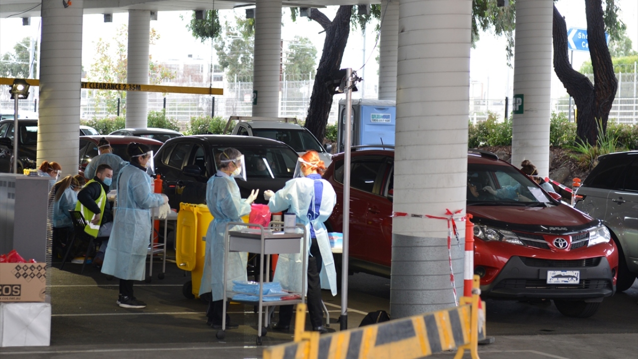 Virüse yakalanan hastanın Melbourne`de 14 gün karantinada kaldıktan sonra Darwin kentine döndüğünü belirten Bakan Fyles, orta derecede belirtiler gösteren bu kişinin Royal Darwin Hastanesinde tedavi altına alındığını söyledi. 