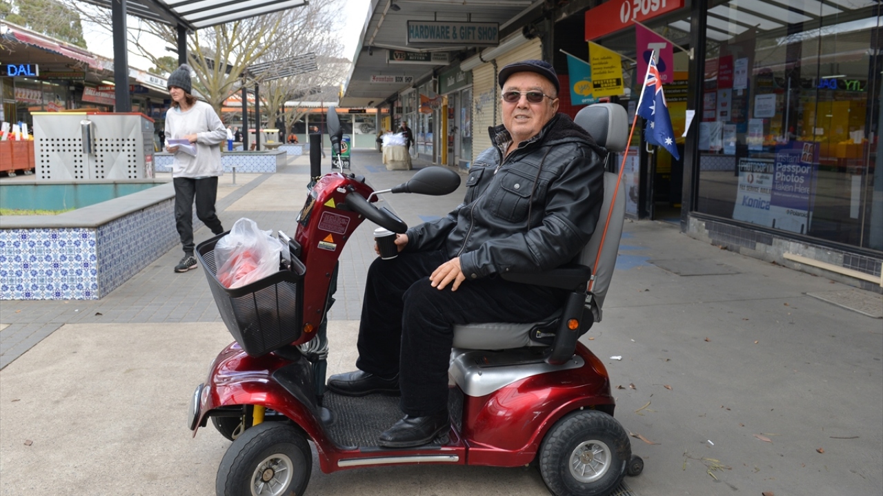 Bölgede yaşayan Türk vatandaşlarından Mehmet Çakır, yaptığı açıklamada, virüsün çevre semtlerde olmamasına rağmen Broadmeadows ve Glenroy`da görülmesinin ilginç olduğunu söyledi.