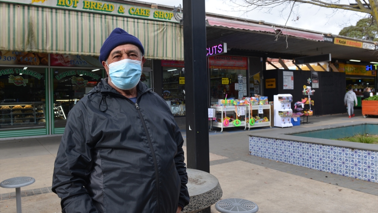 Covid-19 testi için sıraya girdiğini ve evde kalmanın virüsten korunmakta önemli olduğunu hatırlatan Melih Beken, "Gerekmediği sürece çıkmamalarının sağlıkları için daha iyi olduğunu düşünüyorum." dedi.