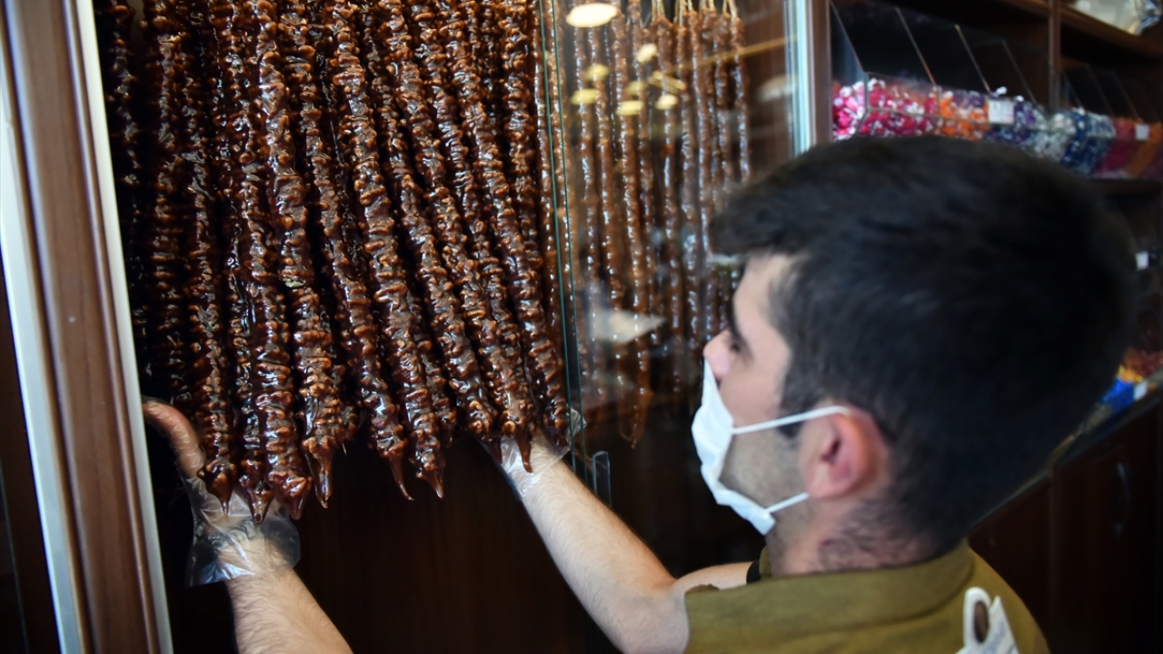 Nohudun tokmak yardımıyla ezilip tahinle harmanlandıktan sonra sunumunda baharat ve tereyağı eşliğinde ana yemek olarak servis edilen Tarsus humusu, ilçenin en çok rağbet gören yöresel lezzetleri arasında yer alıyor. 