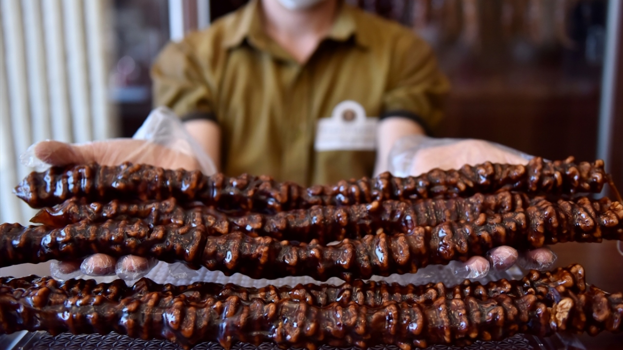 Üzüm pekmezi, ceviz, su ve nişasta karışımıyla binbir emek sonucunda lezzet ustalarının ellerinde şekillenen Tarsus yayla bandırması da damakları tatlandıran lezzetlerden biri olarak öne çıkıyor. 