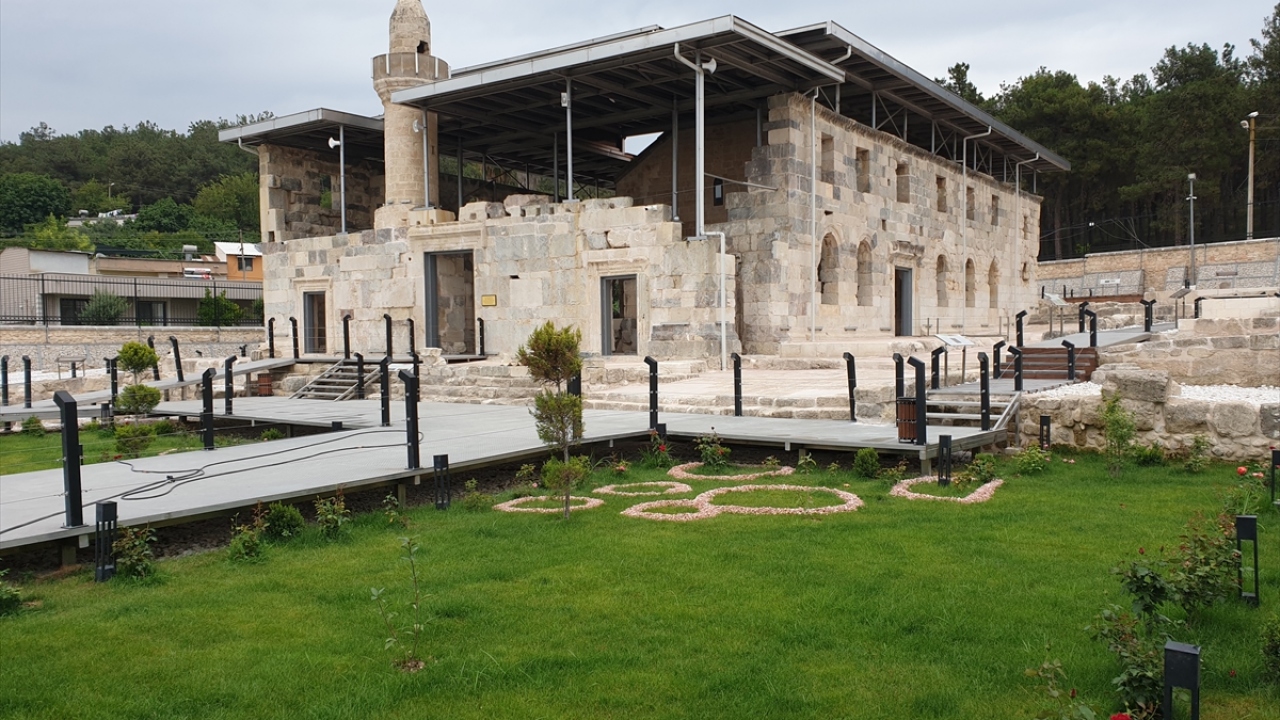 Tarihi Ala Camisi`nde iki sene önce başlatılan restorasyon çalışmaları tamamlandı. İbadete hazır hale getirilen camide, 96 yıl sonra cemaatle cuma namazı kılınacak. 