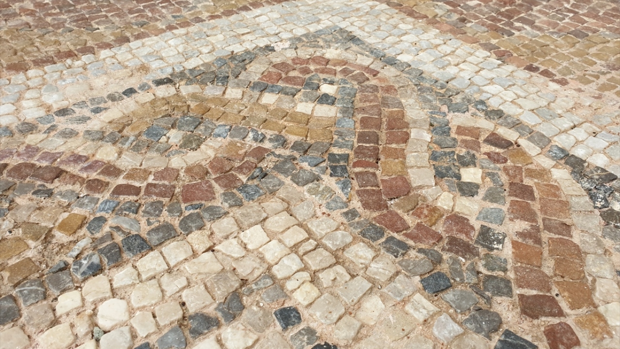 Restorasyon çalışmalarında, kazı sırasında bulunan ve üzerleri camla kapatılan mozaikleri de camide ibadete gelen cemaat görebilecek. Kazıda bulunan diğer tarihi eserler ise camide oluşturulan alanda sergilenecek.