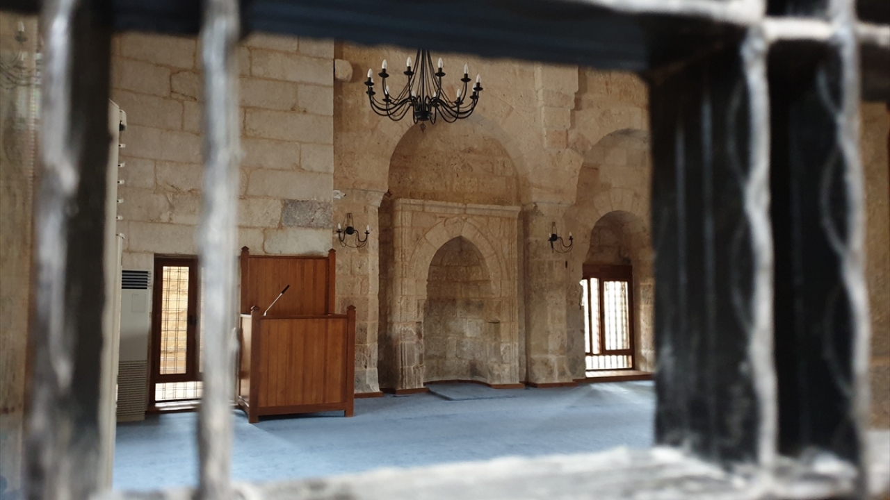 Kadirli Kaymakamı Ahmet Arık, yaptığı açıklamada, ilçenin ve bölgenin adeta sembolü haline gelen ve Roma, Bizans ve Türk medeniyetlerini bir arada yaşatan Ala Camisi`nin restorasyon çalışmalarının Vakıflar Genel Müdürlüğünce tamamlandığını söyledi.