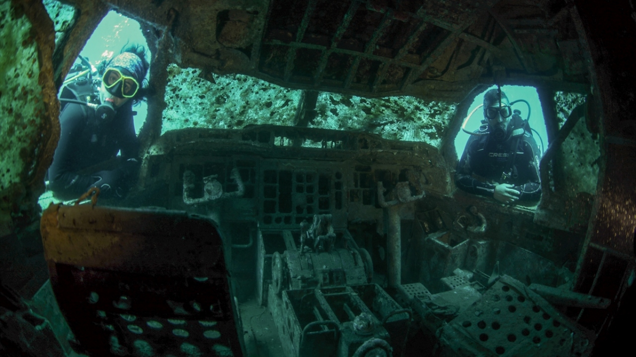 Kentte dalış eğitmenliği yapan Tağmaç Saraçoğlu, yaptığı açıklamada, dünyanın en büyük batık uçağıyla birlikte bölgede dalış turizminin çok canlandığını anlattı.