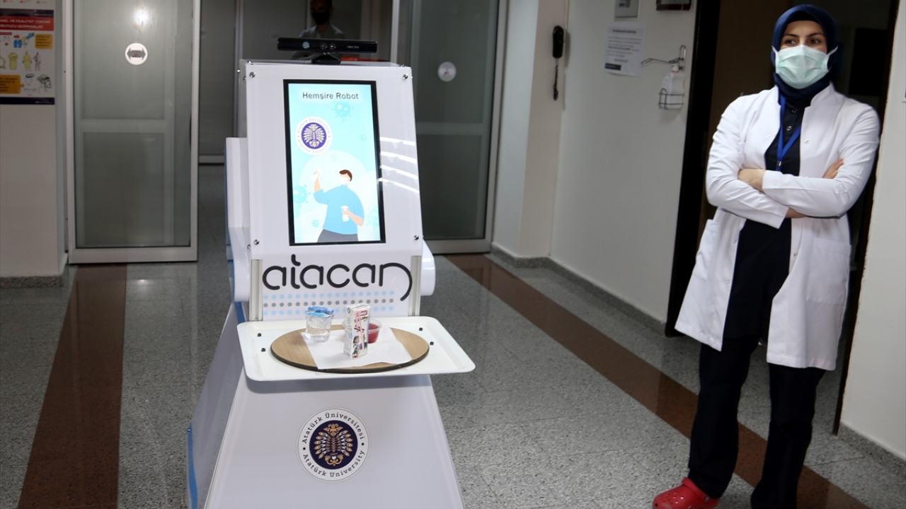 Böylece hem Covid-19 servisinde görevli sağlıkçının şüpheli ya da tanı almış veya tedavisi devam eden hastayla daha az teması sağlanıyor hem de hasta odasına giriş çıkışlarda giyinilen koruyucu elbise ve ekipmanlardan tasarruf sağlanıyor. 