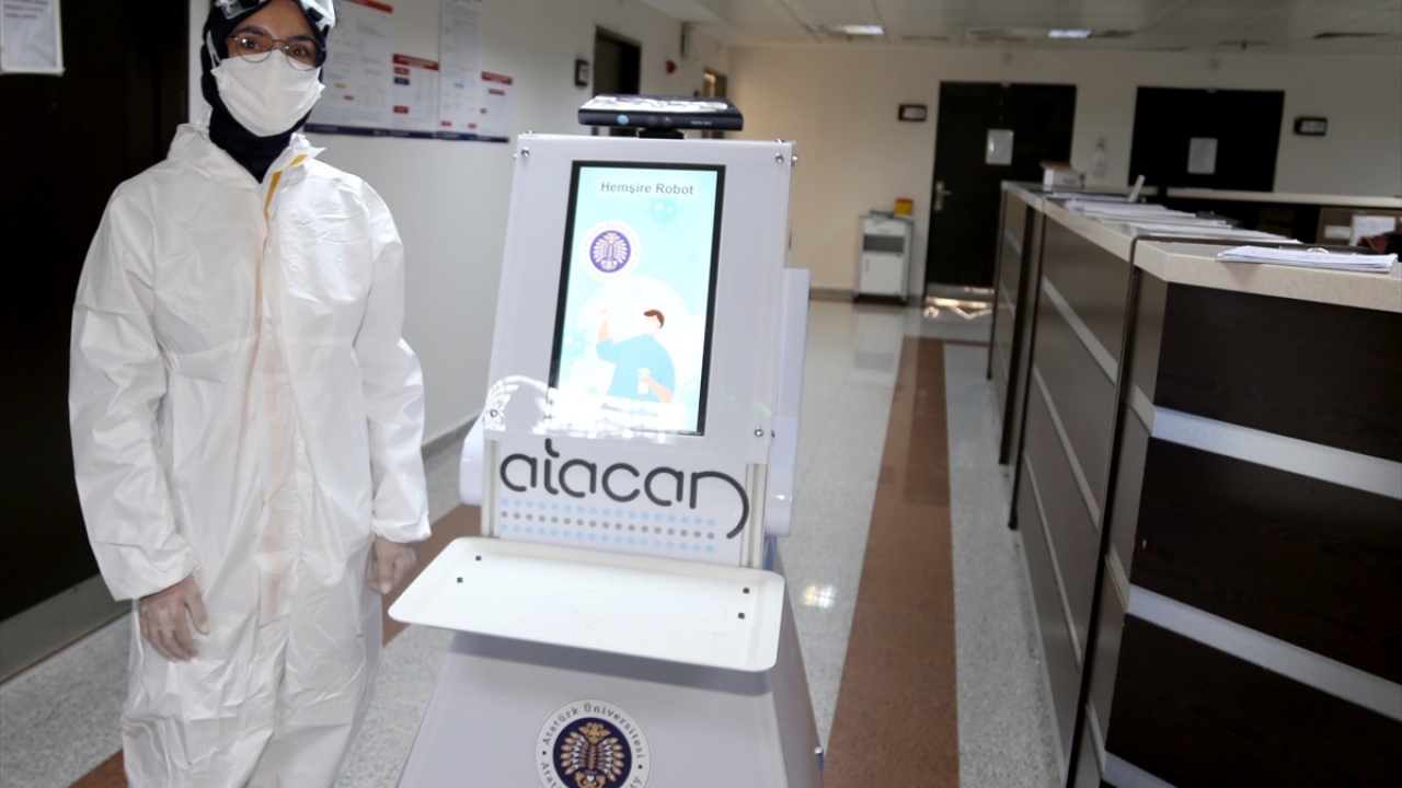 Robot sağlık personelinin iş yükünü hafifletti