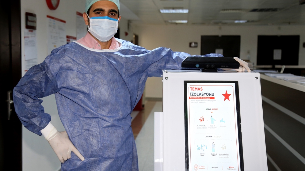 Robotu tasarlayan Makine Mühendisliği öğrencisi Murat Duran ise robotik çalışmalar üzerine çeşitli işler yaptıklarını belirterek, üniversite yetkililerinin talebi doğrultusunda "Atacan" ismini verdikleri hemşire robotu geliştirdiklerini aktardı. 