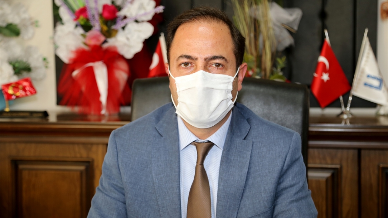 Hastane Başhekimi Prof. Dr. Fuat Gündoğdu, yaptığı açıklamada, Atatürk Üniversitesi Rektörü Prof. Dr. Çomaklı`nın, Covid-19 ile mücadelede sağlık çalışanlarına her türlü desteği verdiğini söyledi.