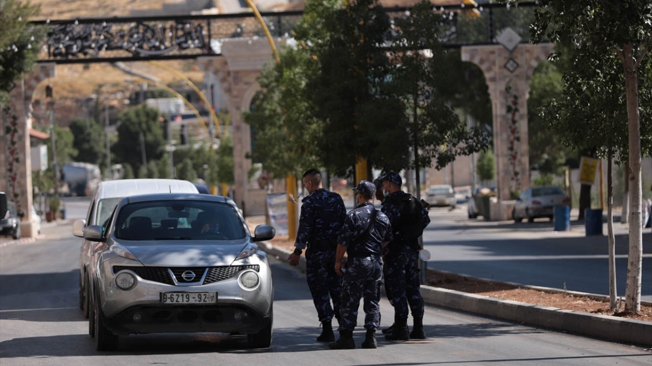 El-Halil Valisi Cibrin El-Bekri, yaptığı yazılı açıklamada, Covid-19 nedeniyle kentteki tüm sosyal etkinliklerin durdurulduğunu, sokağa çıkma yasağı getirildiğini ve kentin 5 günlüğüne giriş-çıkışlara kapatıldığını belirtti.