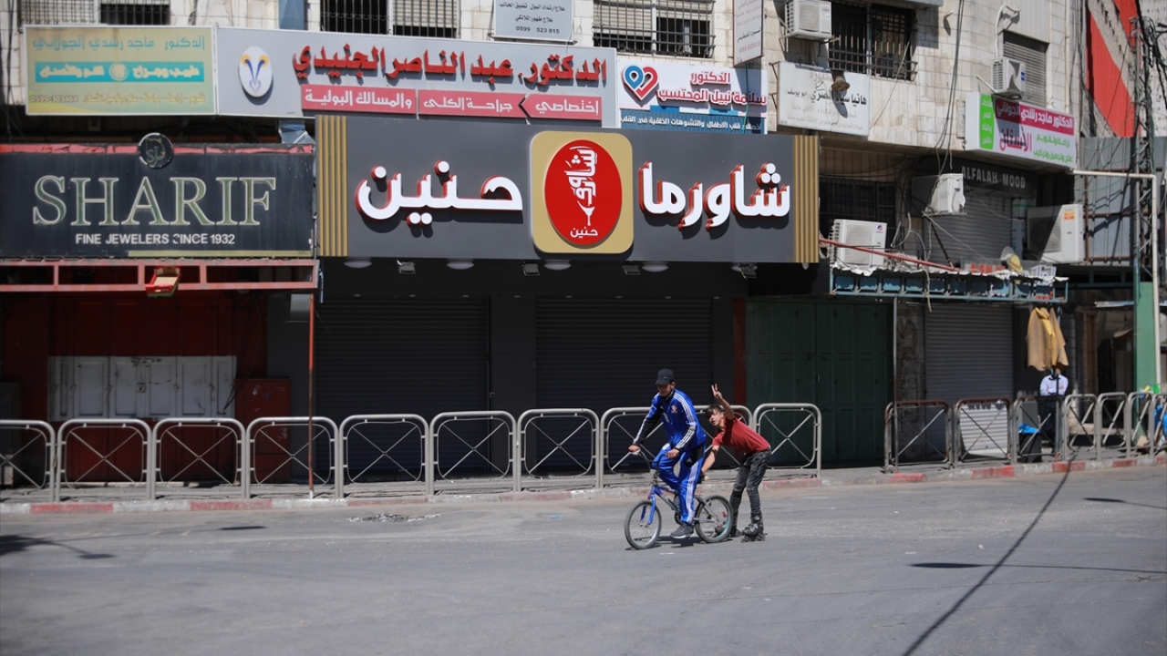 Valiliğin söz konusu talimatının ardından Filistin güvenlik güçleri, kentin giriş ve çıkışlarına barikatlar kurarak şehirdeki birçok noktaya konuşlandı.