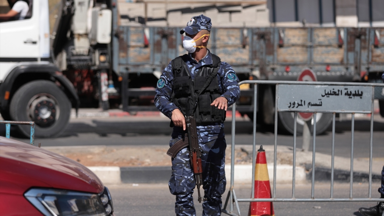 Bu arada Batı Şeria’nın kuzeyindeki Nablus Valiliği de kentin yeniden giriş çıkışlara kapatılmasını görüşmek üzere toplandı.