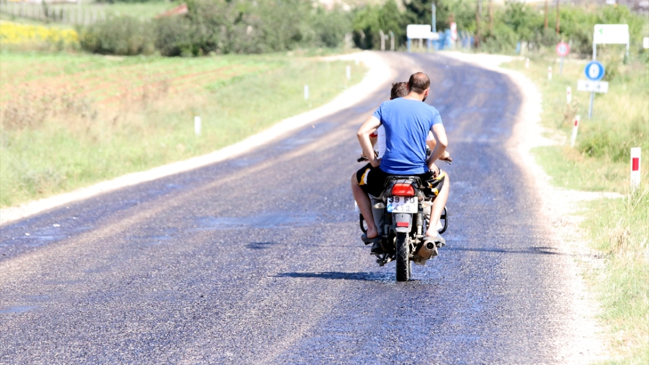 Asfaltın eridiği bölgelerde otomobili ile düşük hızla gittiğini ifade eden Zabun, sıcak havanın insanları bunalttığını belirtti.