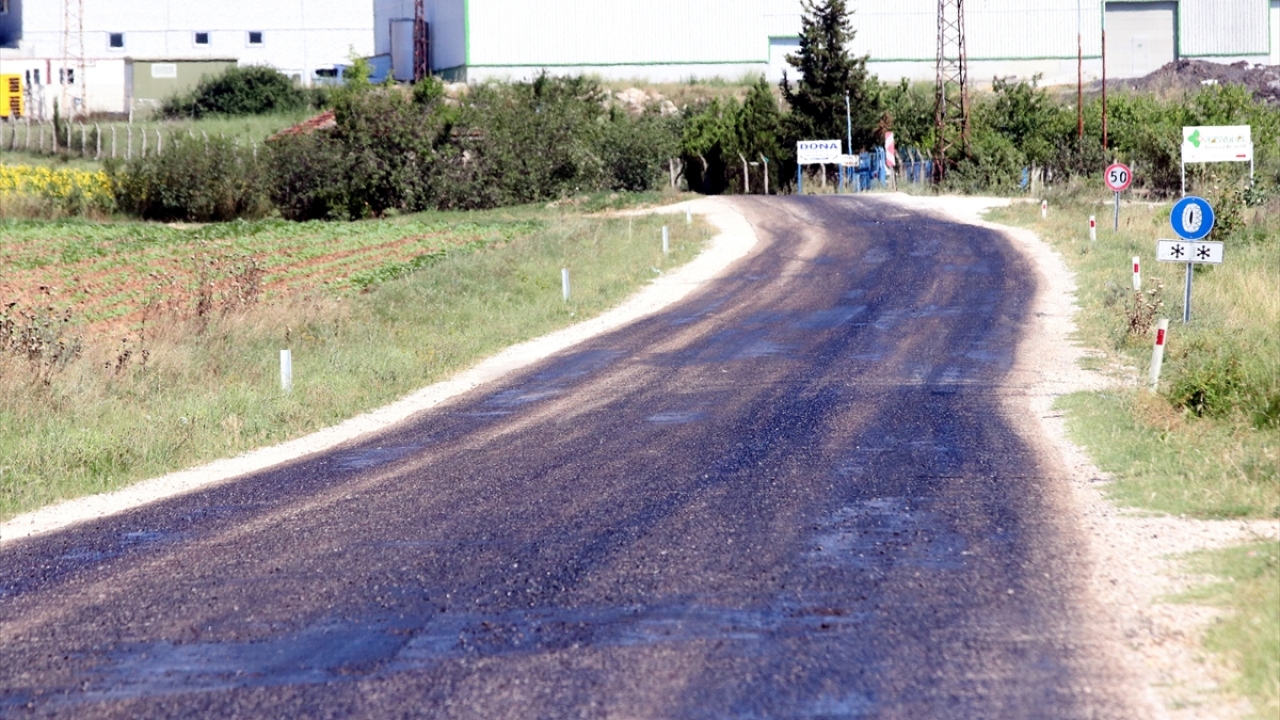 Sürücülerden Mert Zabun, son günlerde etkili olan sıcak hava nedeniyle yollardaki asfaltların eridiğini söyledi.