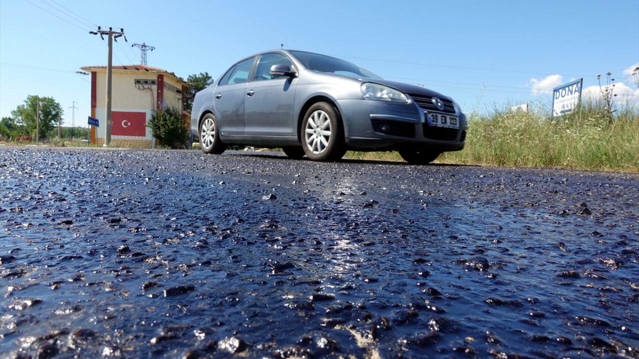 Karayolları 15. Şubesi ekipleri, ulaşımın aksamaması için eriyen asfalt yollara taş tozu ve su döktü. 