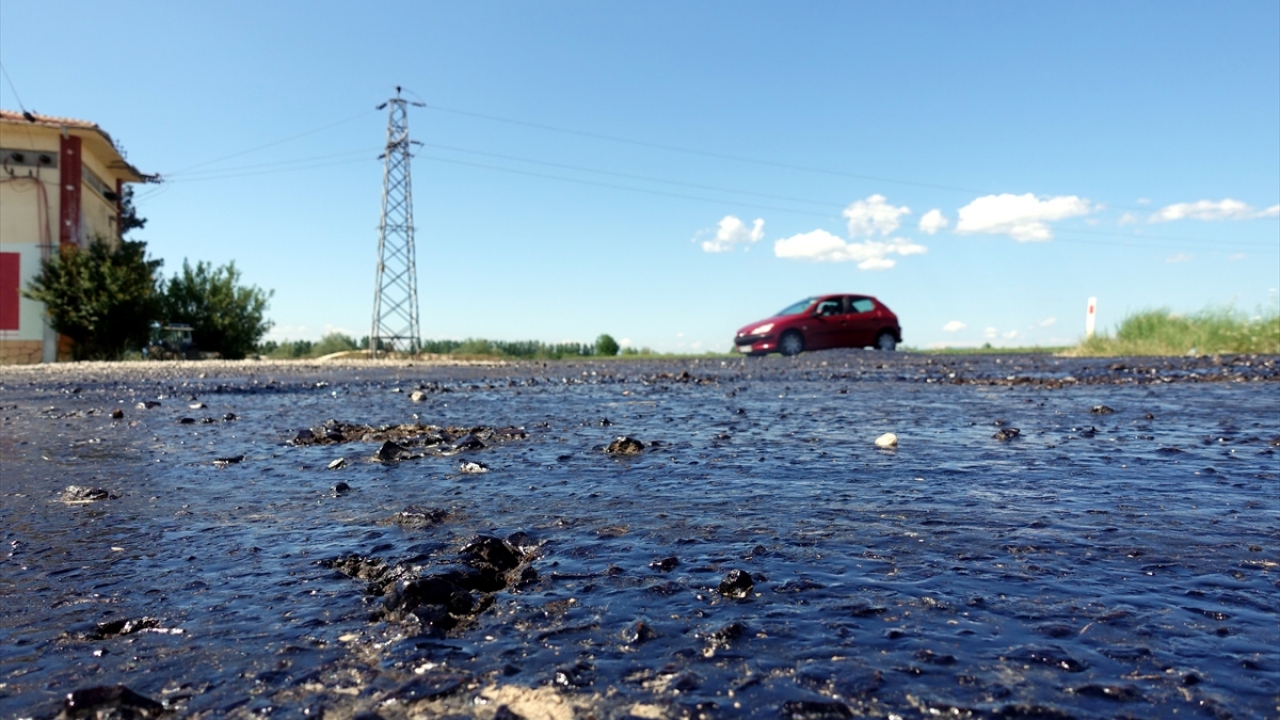 İnece beldesinde bazı köy yollarındaki asfaltın erimesi nedeniyle araçlar düşük hızla ilerlemek zorunda kaldı. 