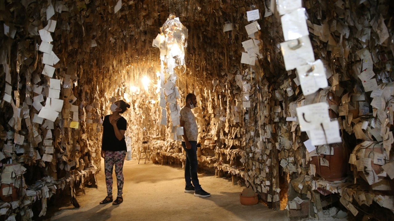 1998 yılında Guinness Rekorlar Kitabı`na da giren müzedeki on binlerce kadının saç örneği bölgeyi ziyaret eden konukların ilgisini çekiyor.