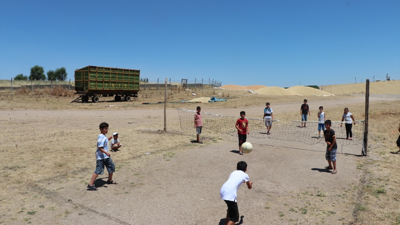 Proje kapsamında köylerdeki çocuklarla bir araya gelen Gençlik ve Spor İl Müdürlüğü ekipleri ile Yurdum Gençlik ve Spor Kulübü Derneği üyeleri, çocukları spor ile tanıştırmak amacıyla sosyal mesafe, maske ve hijyen kuralarına uyarak köy köy dolaşıyor.