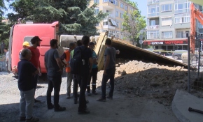 Hafriyat kamyonunun devrilme anı kamerada