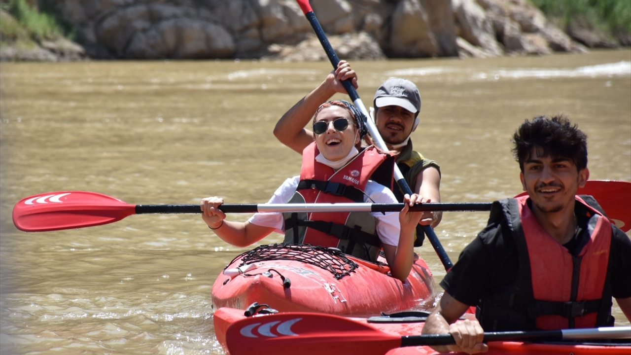 Yarışlar öncesi hazırlıklarını tamamlayan sporcular, coğrafi yapısı ve doğal güzellikleriyle adrenalin tutkunlarını cezbeden "Karanlık Kanyon"daki Şırzı Köprüsü`nden kendilerini kanolarla serin sulara bıraktı.