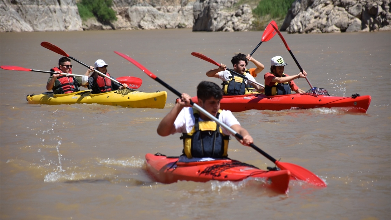 Kano yarışları esnasında Kemaliye`nin simgelerinden birisi olan dağ keçilerinin de sarp kayalıklar üzerinde gezdikleri görüldü.