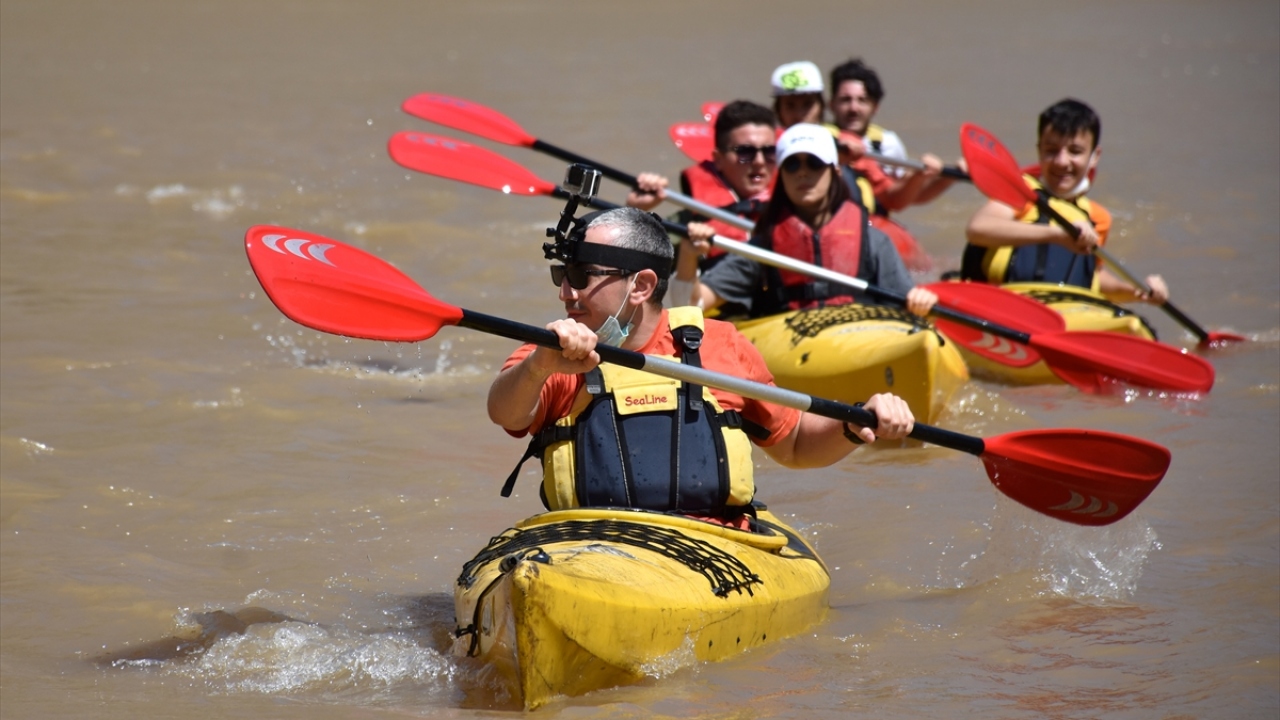 KEMAV Başkanı Dr. Mustafa Feridun Çelikmen, yarışları takip ettiği tekne üzerinde gazetecilere yaptığı açıklamada, yeni tip koronavirüs (Covid-19) dolayısıyla sosyal mesafeyi korumak için sporcu sayısını asgariye indirdiklerini aktardı.