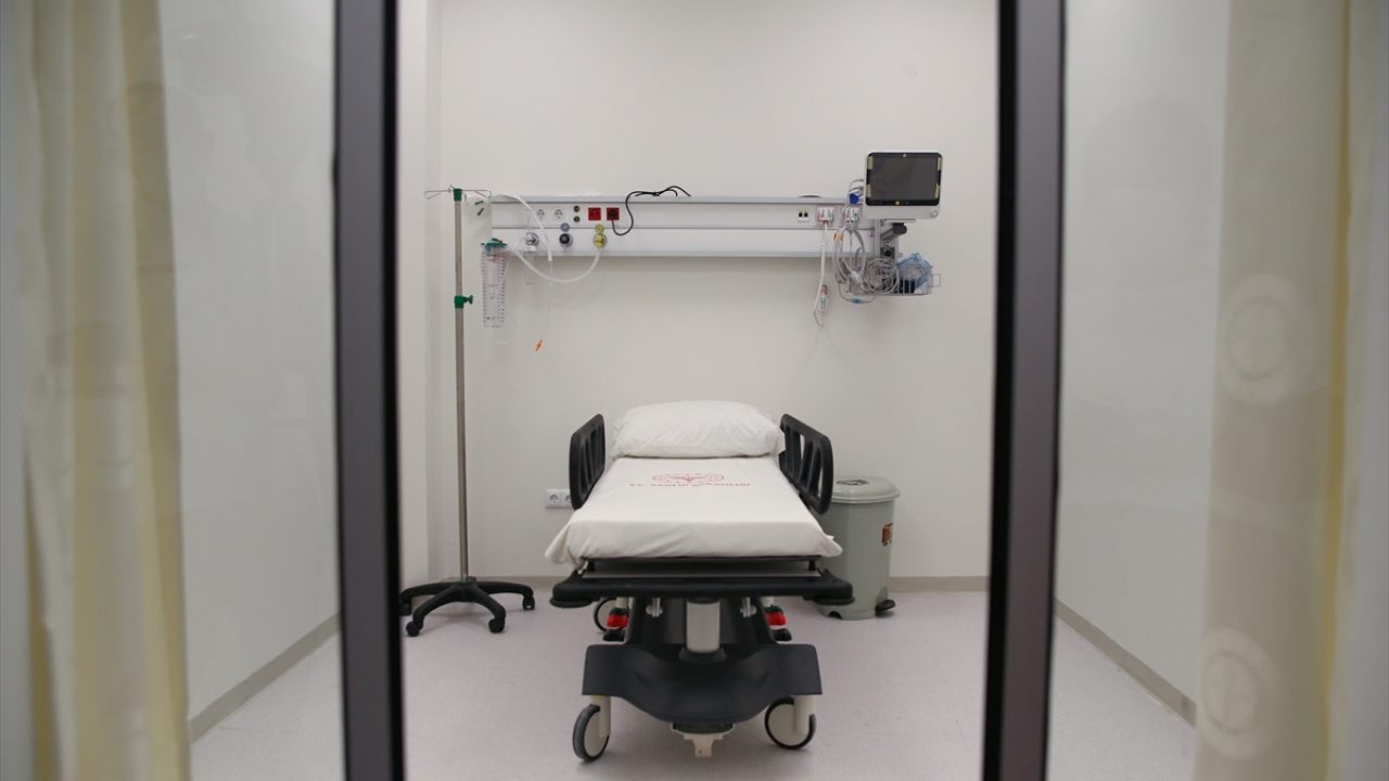 Özellikle salgının en çok hissedildiği İstanbul`da, Cumhurbaşkanı Recep Tayyip Erdoğan`ın talimatlarıyla 45 günde Sancaktepe ve Atatürk Havalimanı yerleşkesinde "çok amaçlı acil durum hastaneleri" inşa edildi. 