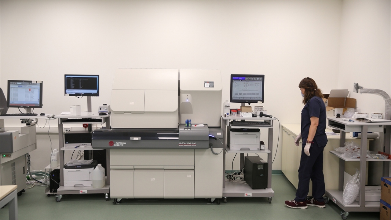 Sağlık sistemine 1.008 yatak kapasitesi ile önemli katkılar sunan hastane, 16 ameliyathaneyi de içinde barındırıyor. 