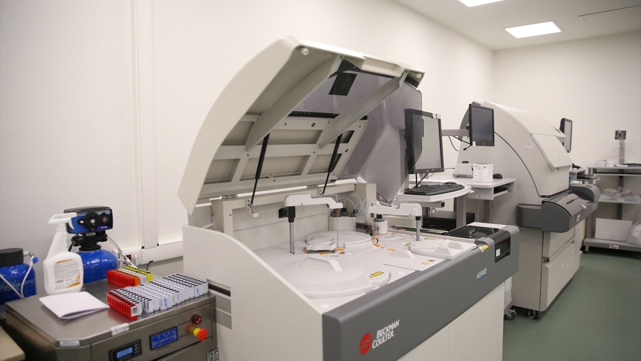 Kentin kısa sürede inşa edilen sağlık tesisi, Sağlık Bilimleri Üniversitesi (SBÜ) Bakırköy Dr. Sadi Konuk Eğitim ve Araştırma Hastanesi bünyesinde Kovid-19 tanısı konan vatandaşlara şifa dağıtıyor. 