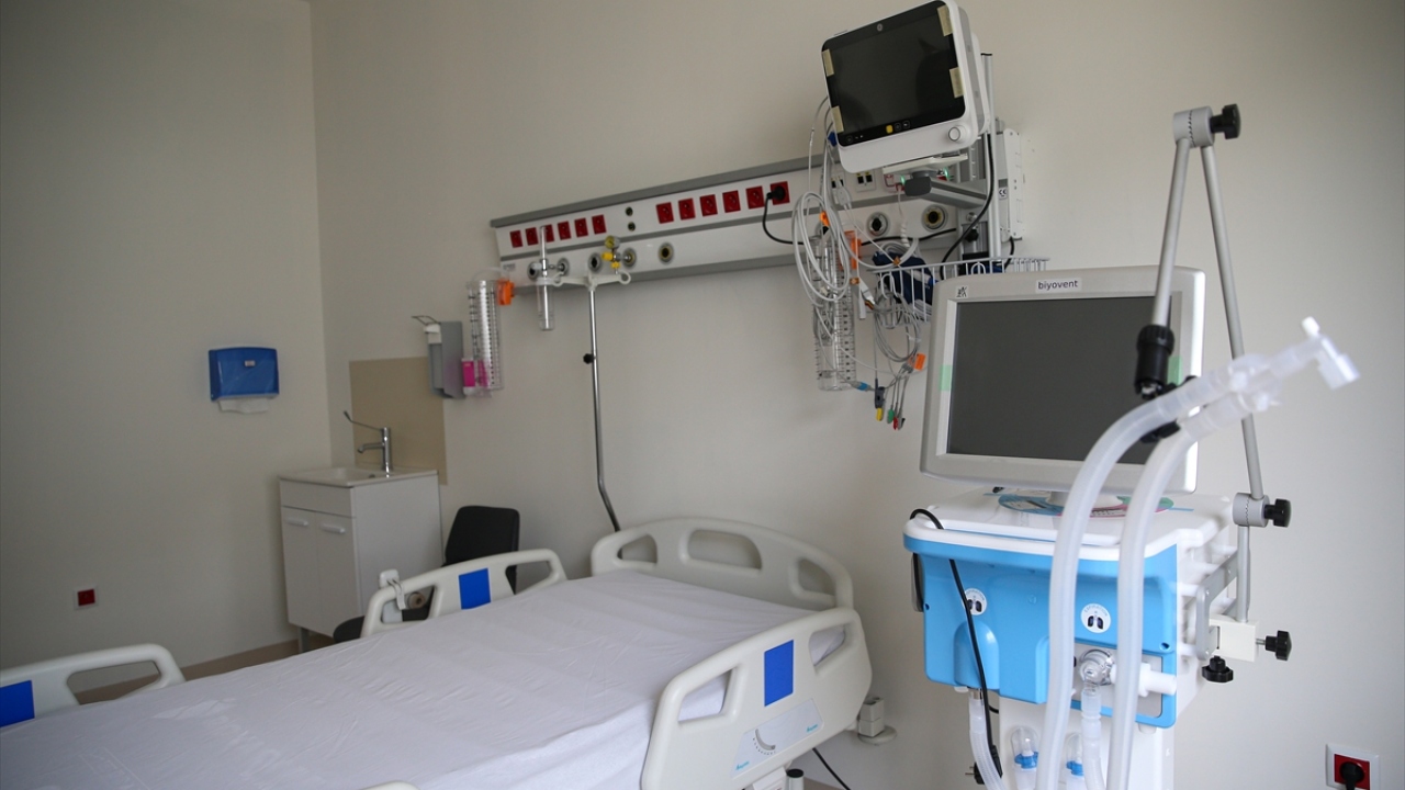 Yoksul hastalara verdiği destek ve ücretsiz tedaviler nedeniyle "yoksul doktoru" olarak anılan iç hastalıkları duayeni Dilmener`in anıları da nesilden nesle aktarılmak üzere hastanede hazırlanan anı köşesine taşındı.