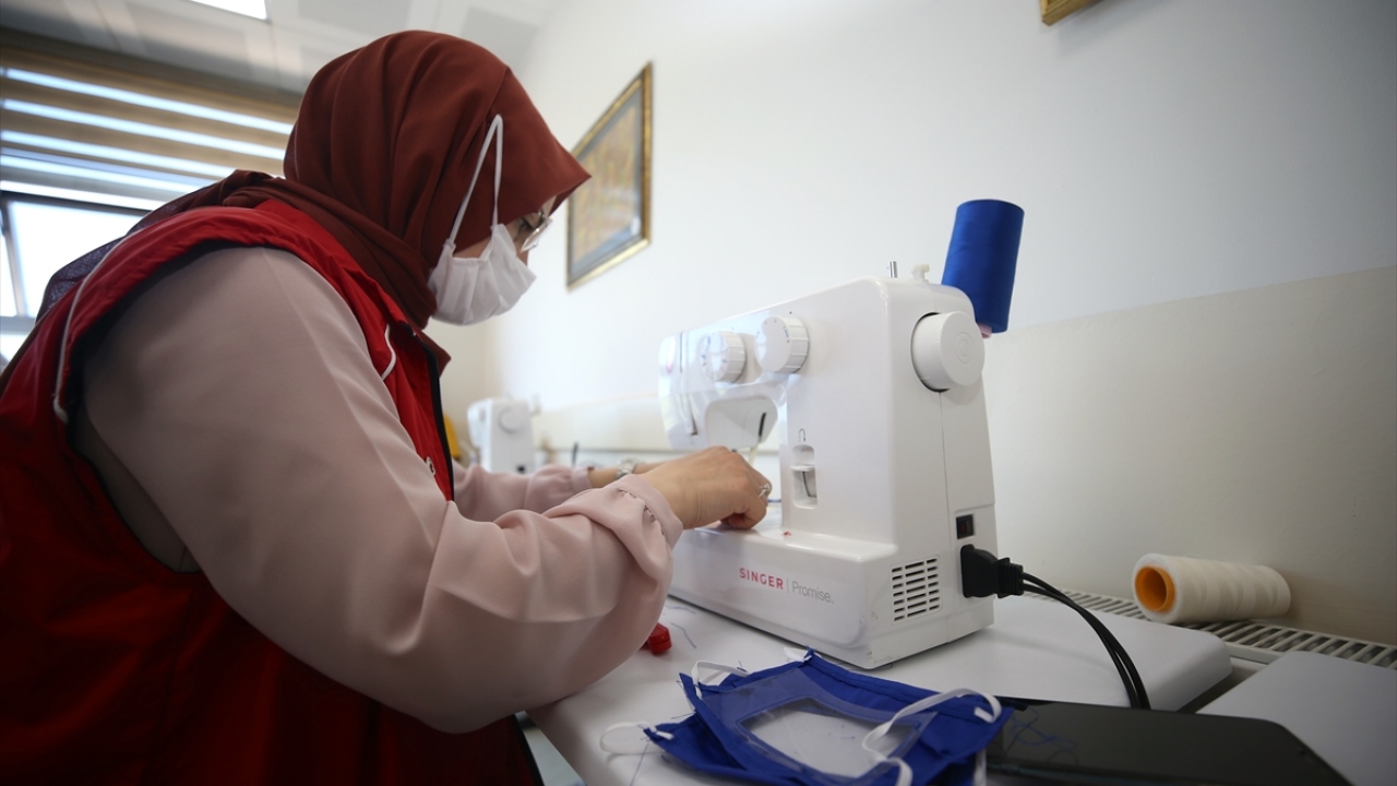 "Şeffaf İletişim" adı verilen proje başlatan Yakalıoğlu ve arkadaşları, dudak okumaya imkan sağlayan ağız kısmı şeffaf maske üretti.