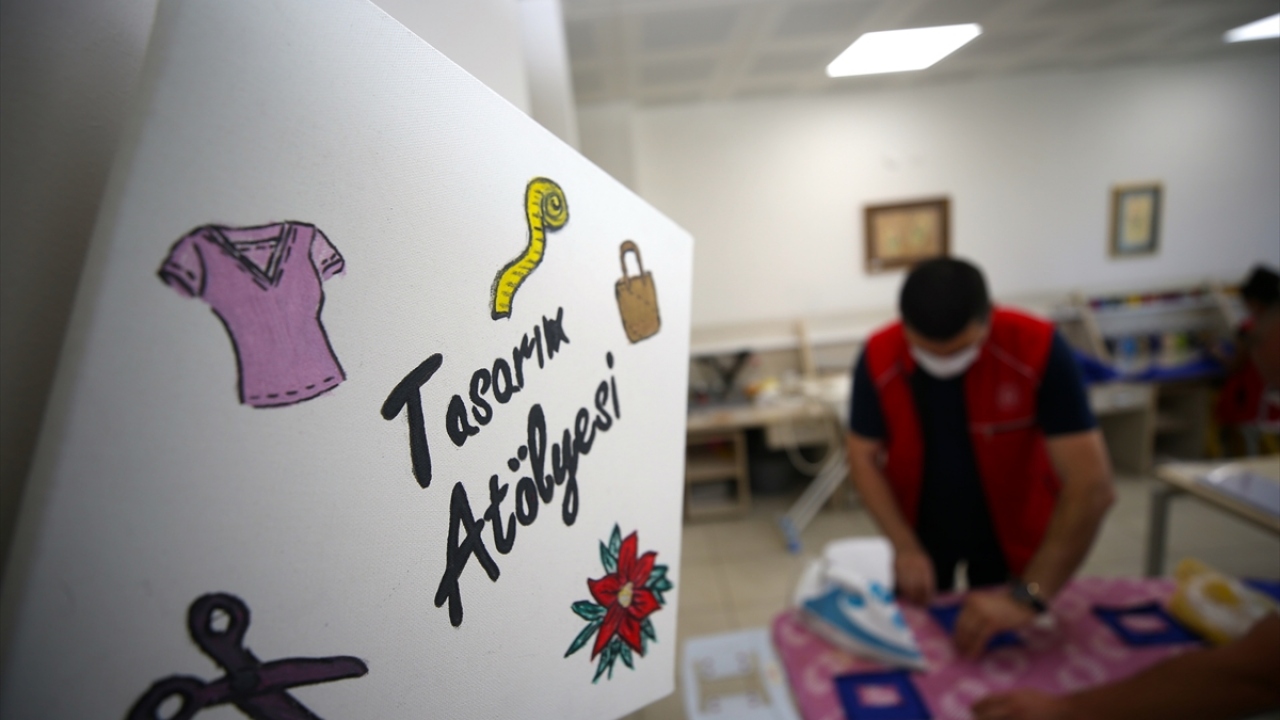 Gençlik ve Spor İl Müdürü İsa Yazıcı, yaptığı açıklamada, salgın sürecinde Gençlik Merkezinde kurulan atölyede çeşitli maskeler ürettikleri söyledi.
